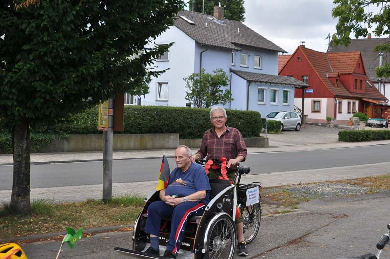 Martin Pfeiffer fährt einen Bewohner eines Altersheim mit der Seniorenrikscha spazieren